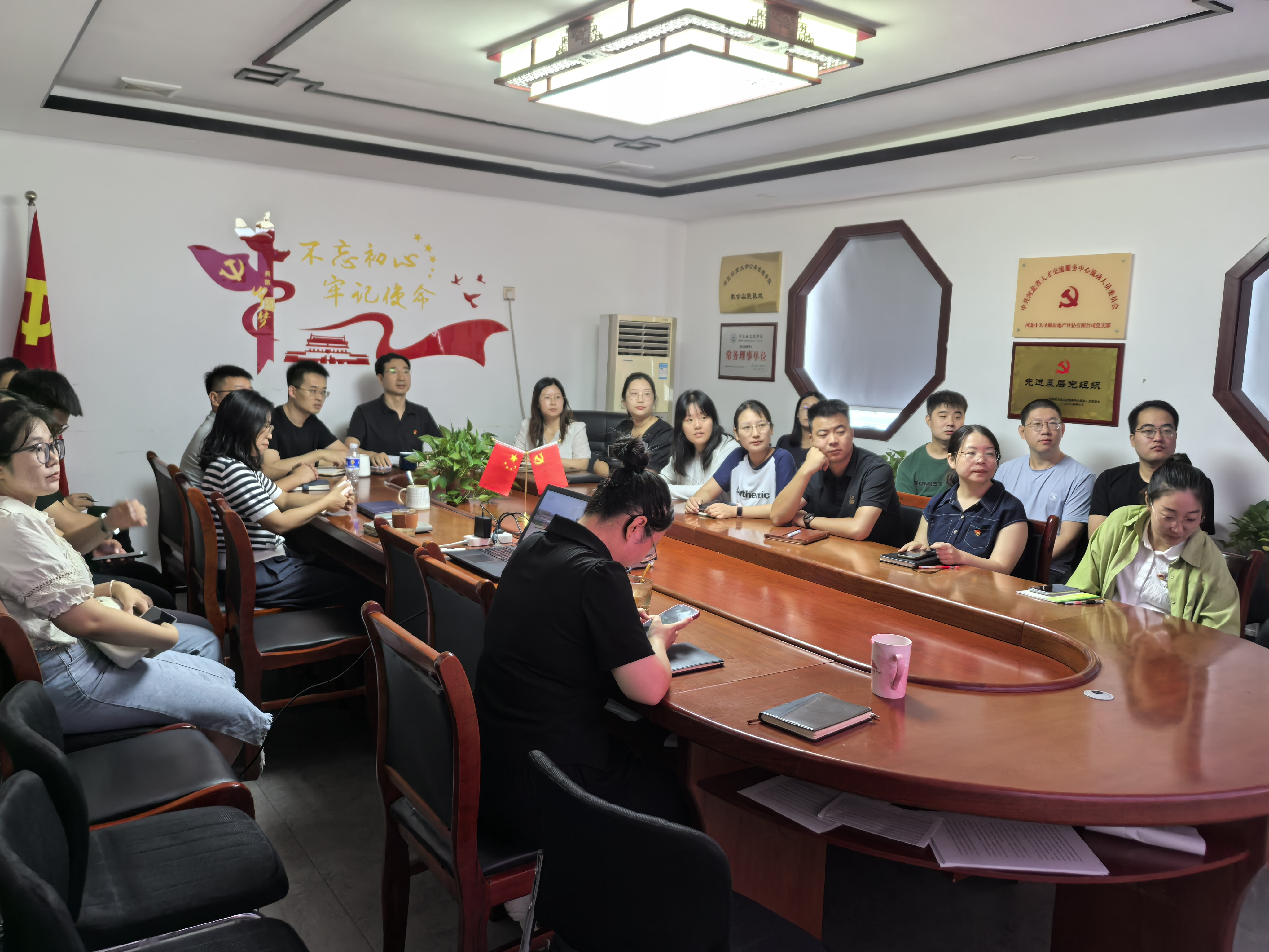 铭记历史 砥砺奋进 | 中天圣塬党支部组织全员集中观看九三阅兵